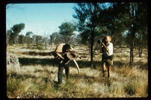 Ian Dunlop filming Shorty Bruno Tjangala. courtesy Es Giddy.